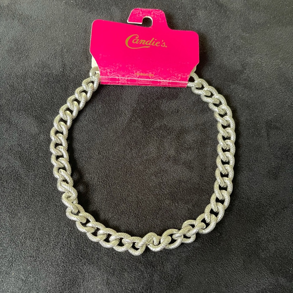 Women’s Candies Necklace NWT silver textured look.
